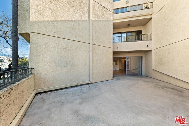 Building Photo - 1633 S Bentley Ave
