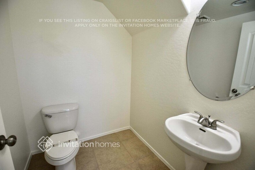 Building Photo - 3523 S Swan Dr