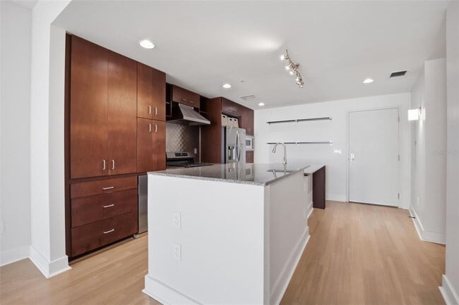 Building Photo - 1208 E Kennedy Blvd