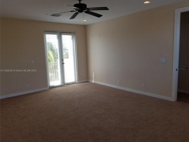 Building Photo - LARGE 3-bed, 3-bath townhome with 2-car ga...