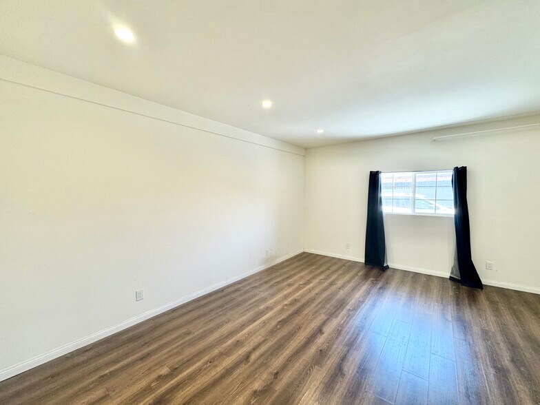 Building Photo - 1023 Larch St