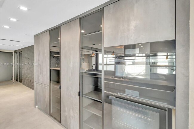 Building Photo - 495 Brickell Ave