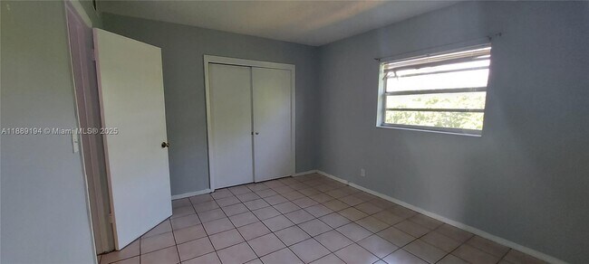 Building Photo - 4140 Woodside Dr