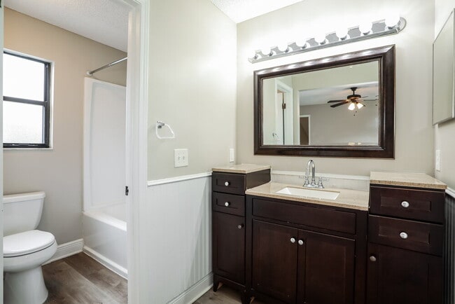 Building Photo - 6145 Island Forest Dr