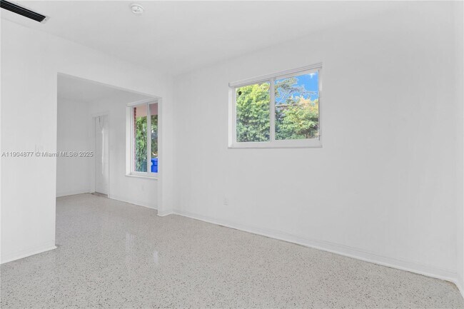 Building Photo - 2931 SW 39th Ave