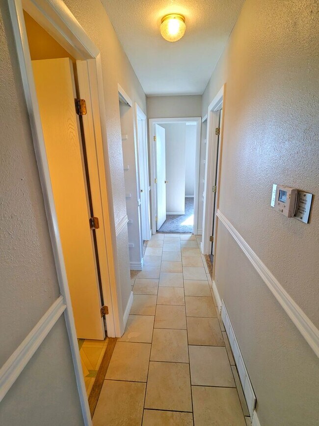 Building Photo - 5 Bedroom Three Bath, Great Location