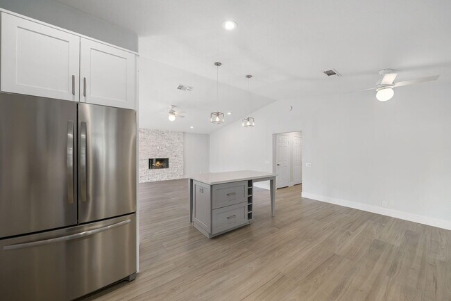 Building Photo - 54140 Avenida Mendoza
