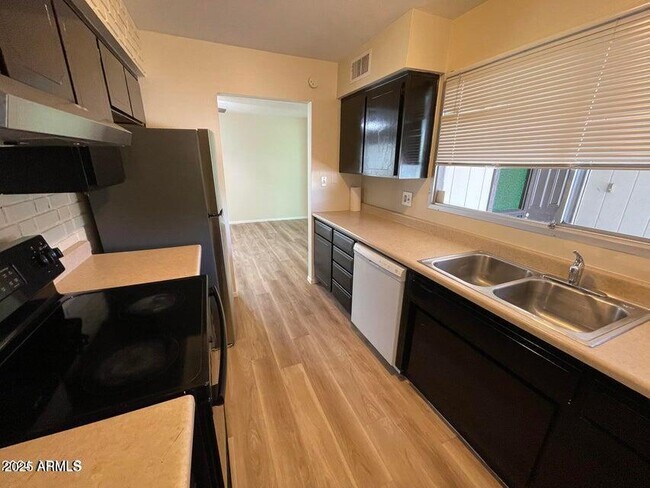 Building Photo - 2709 S Alder Dr