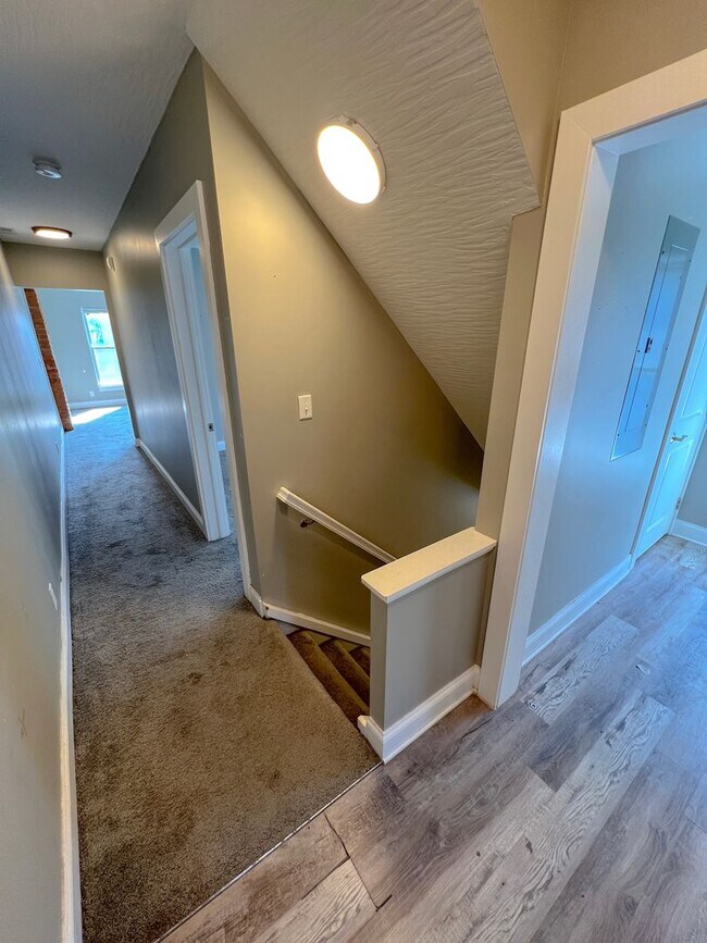 Building Photo - Modernized 2nd Floor Apartment in Franklinton – Your Urban Oasis Awaits!