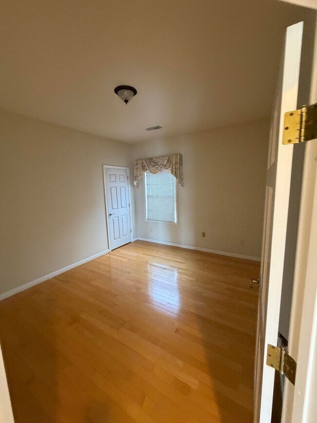 Building Photo - 738 Palmera Ct