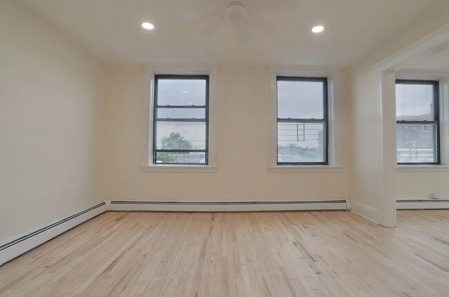 Building Photo - 327 8th St