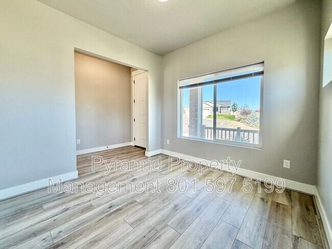 Building Photo - 673 W Beth Cir