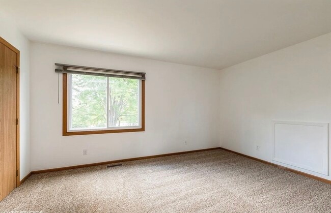 Building Photo - 664 Regent Dr