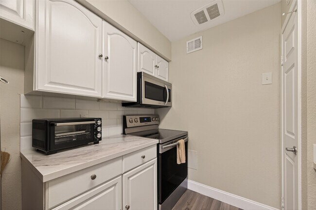 Building Photo - 18515 Egret Bay Blvd