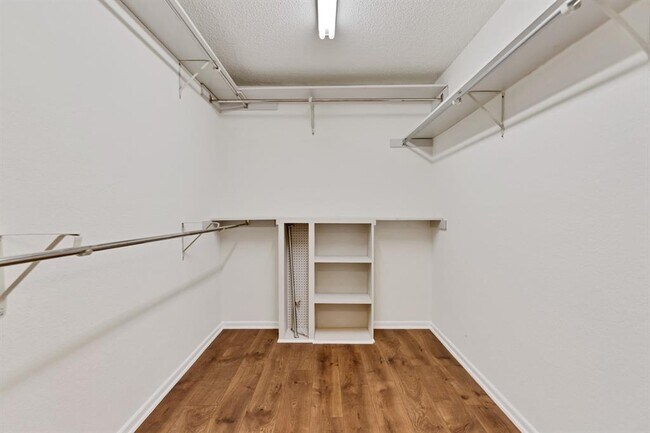 Building Photo - 850 Mission Hills Dr