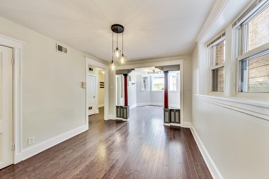 Building Photo - 2340 W Augusta Blvd