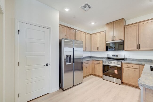 Building Photo - Stunning Summerlin townhome! 2 car garage!