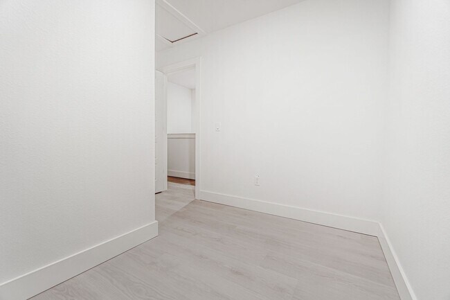 Building Photo - Beautiful townhome off of I St!