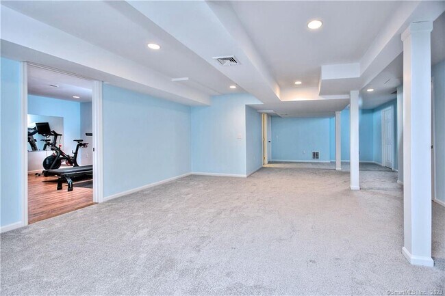 Building Photo - 30 Soundview Farm Rd