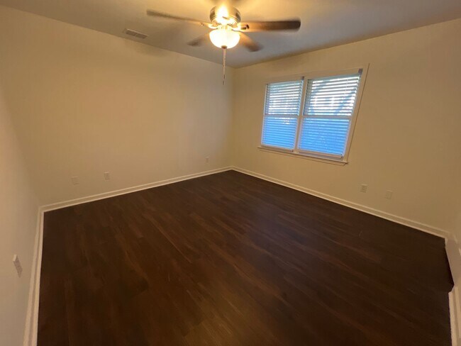 Building Photo - 2 Bedroom Community on the Corner of Baxte...