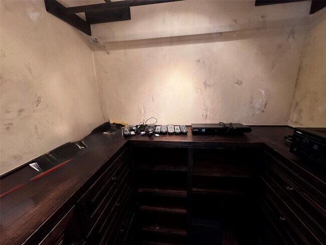 Building Photo - 500 E Riverside Dr