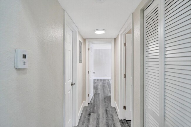 Building Photo - 2BED/1BATH renovated apartment ready to MO...