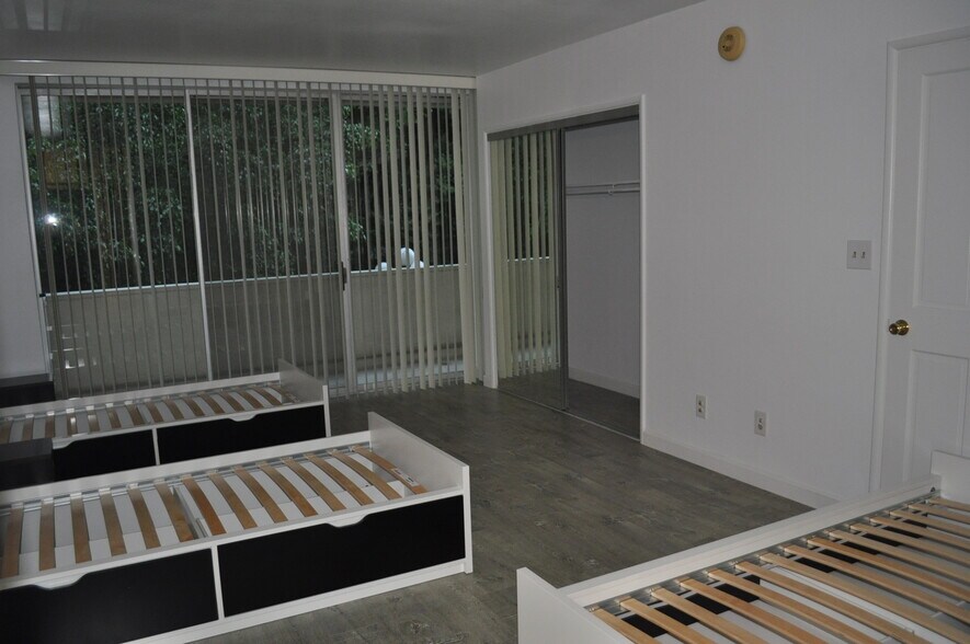 Building Photo - 540 Kelton Ave