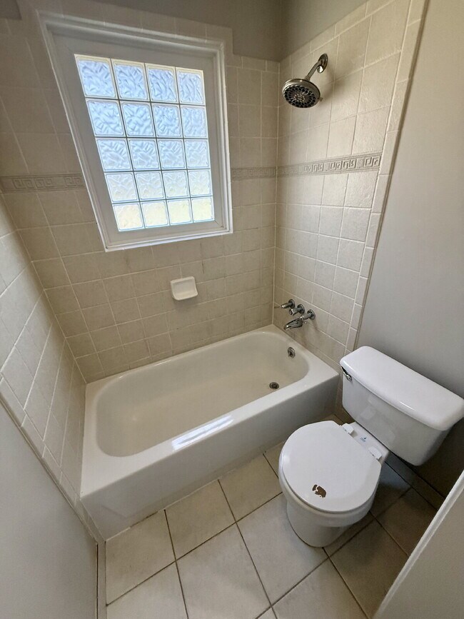 Building Photo - 1322 Shady Lawn Dr