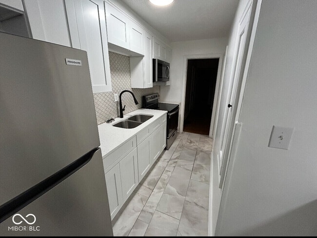 Building Photo - 5838 Rosslyn Ave