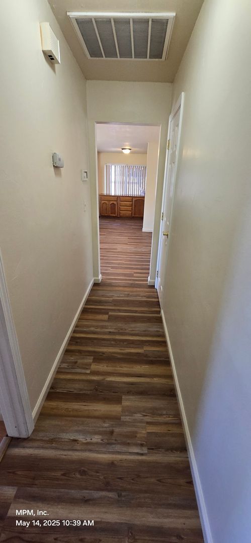 Building Photo - 4 Bedroom 2 bath home with 2 car garage, y...