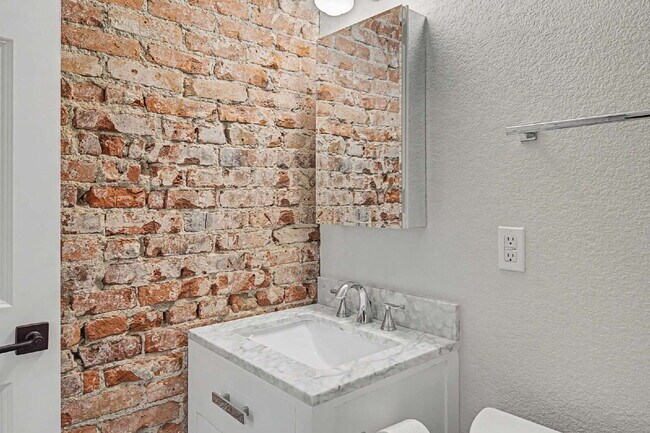 Building Photo - Adorable Studio in 1909 Building! Heart of Capitol Hill