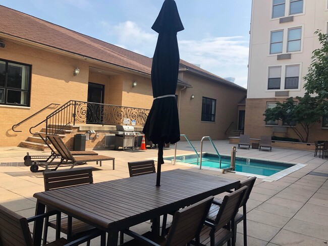 Building Photo - 10 Regent St