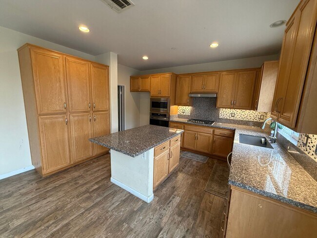 Building Photo - Large North Oxnard Home for Rent