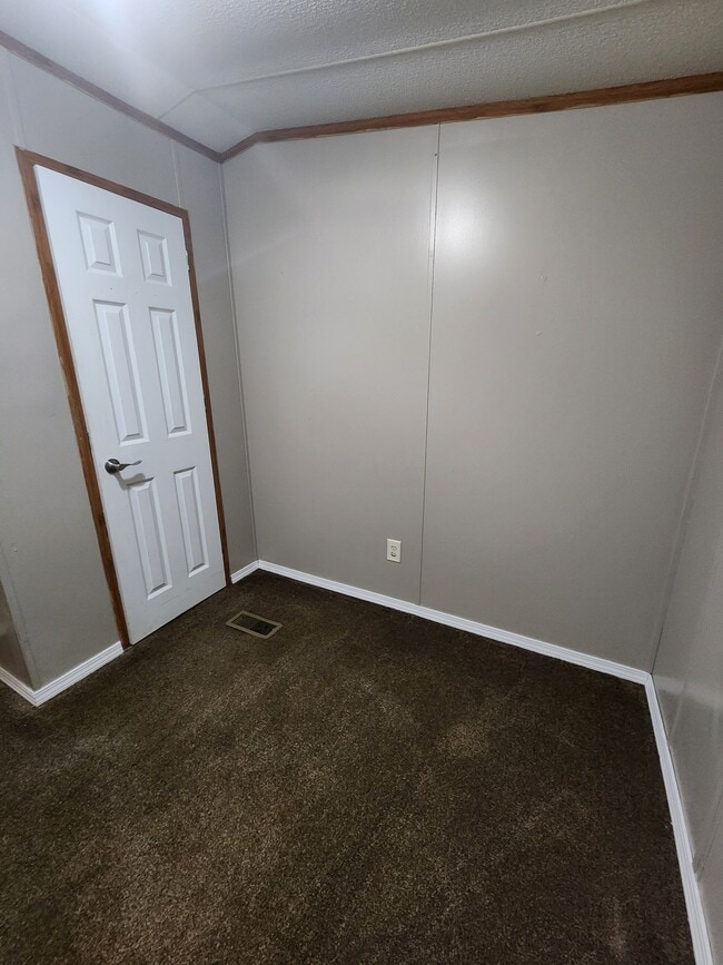 Building Photo - 7310 Pineview Dr