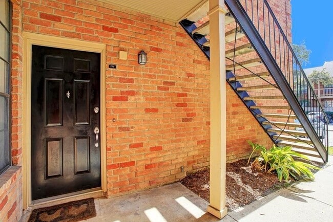 Building Photo - 2255 Braeswood Park Dr