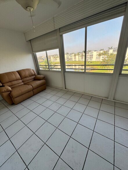 Building Photo - 4007 Yarmouth a