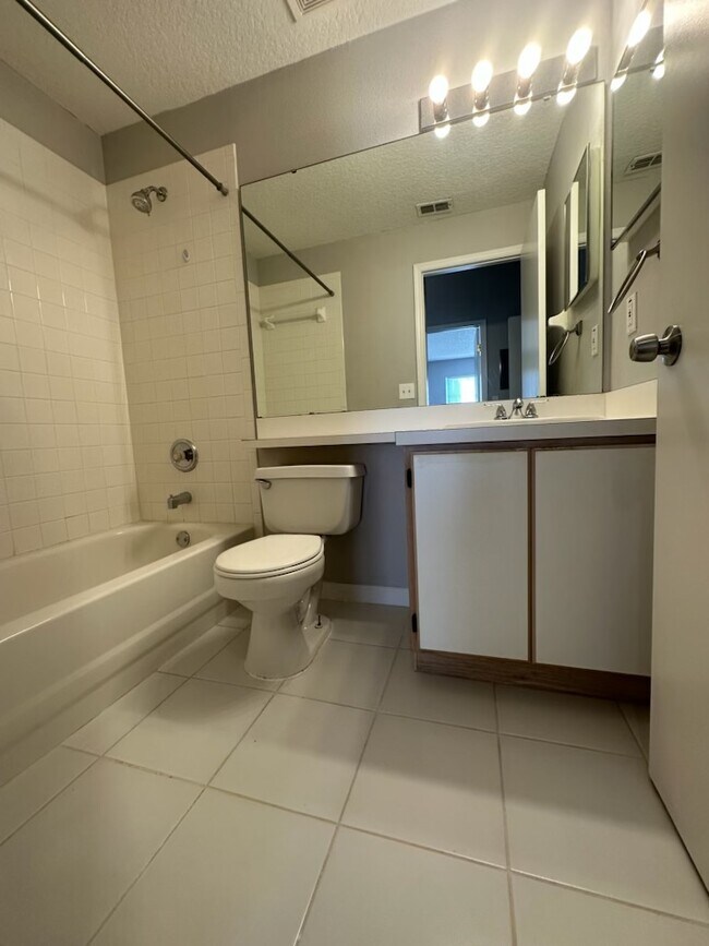Building Photo - 2147 Cypress Bay Blvd