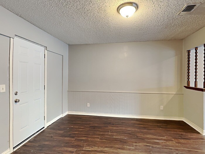 Building Photo - 1609 Parkhaven Dr