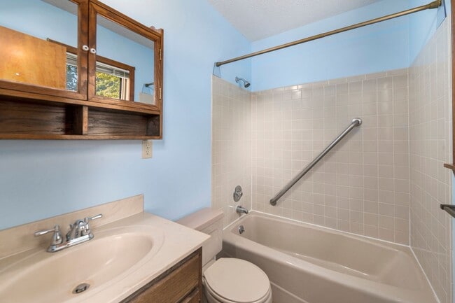 Building Photo - Charming 3 Bed 2.5 Bath Raised Ranch