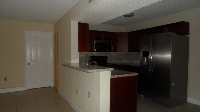 Building Photo - 2-Bed, 2-Bath Apartment with Balcony!