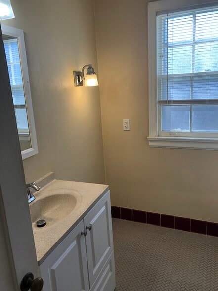 Master Bath 2 - 1623 Ivy St