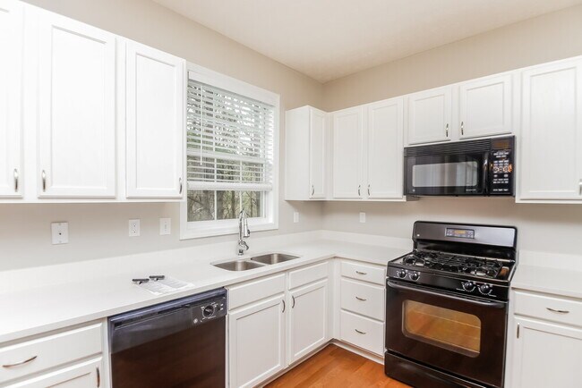 Building Photo - 7038 Hillcrest Chase Ln