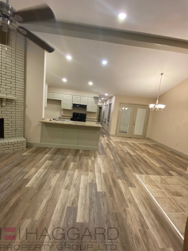 Building Photo - 3 bedroom 2 bathrooms