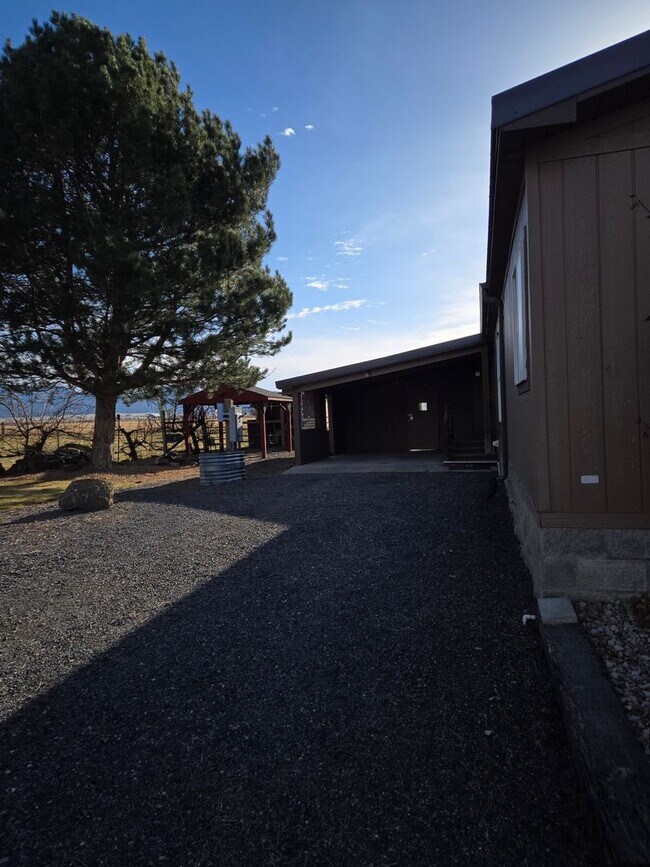 Building Photo - Beautiful Country Home, Powell Butte