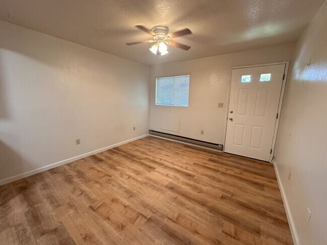 Building Photo - Upstairs 2 bed, 1 bath Apartment