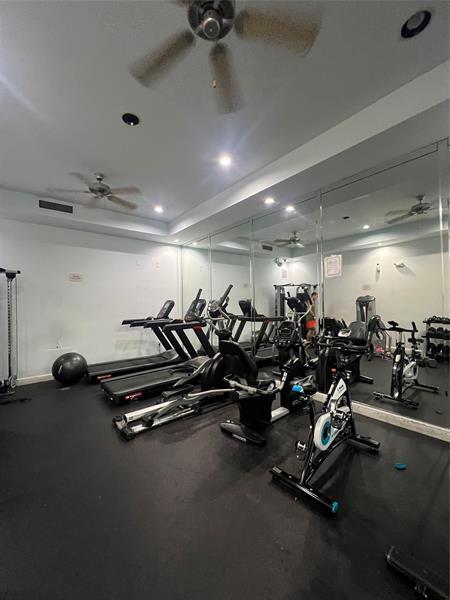 Building Photo - 903 Villa Cir