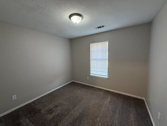 Building Photo - Charming 3 Bedroom Home in Mustang School District