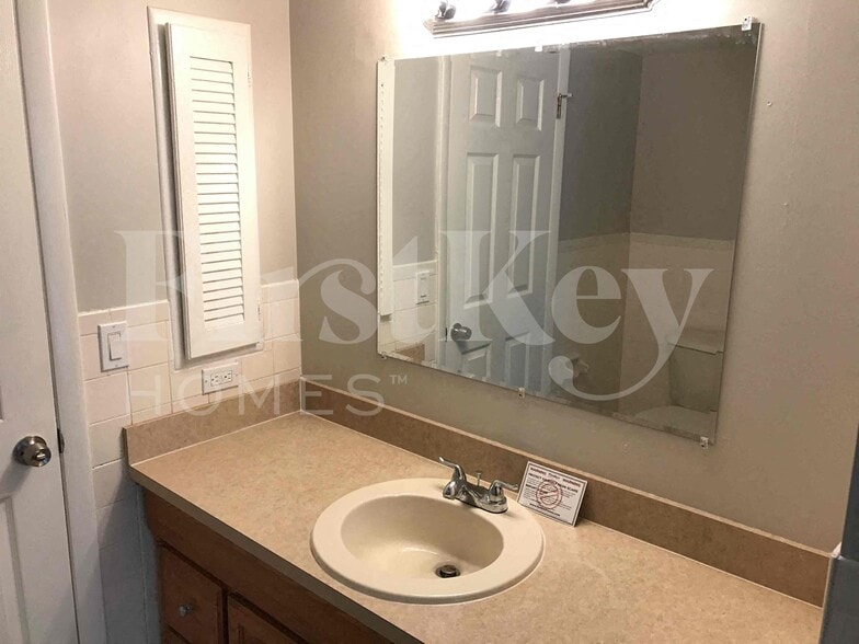 Building Photo - 904 SE 34th Terrace