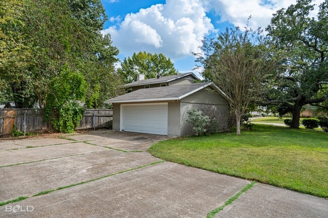 Building Photo - 1502 Suburbia Dr