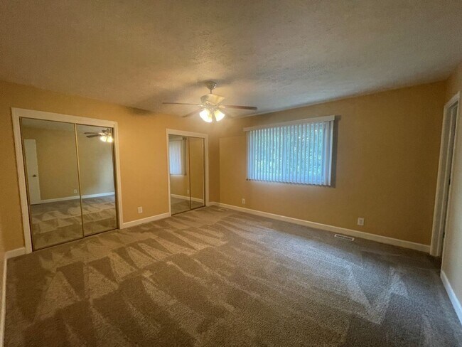 Building Photo - Bellevue Home For Rent!